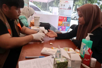 Ilustrasi, Petugas memeriksa kesehatan warga saat pelayanan cek kesehatan gratis