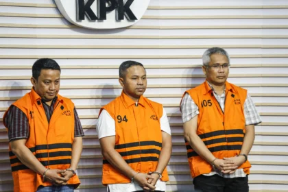 Gubernur Riau Abdul Wahid (tengah), Tenaga Ahli Gubernur Riau Dani M Nursalam (kiri), dan Kepala Dinas Pekerjaan Umum, Penataan Ruang, Perumahan, Kawasan Permukiman dan Pertanahan (PUPR PKPP) Provinsi Riau M Arief Setiawan (kanan)