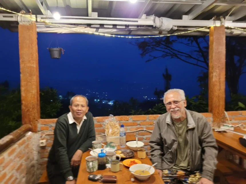 Penyanyi lagendaris Iwan Fals bersama koordinator Forum Wartawan Kebangsaan Raja Parlindungan Pane