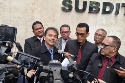 Roy Suryo menanggapi soal pertemuan Eggi dan Damai dengan Jokowi di Solo.