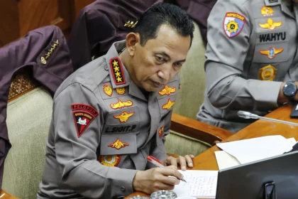 Kapolri Jenderal Pol. Listyo Sigit Prabowo mengikuti rapat kerja dengan Komisi III DPR di Kompleks Parlemen, Senayan, Jakarta
