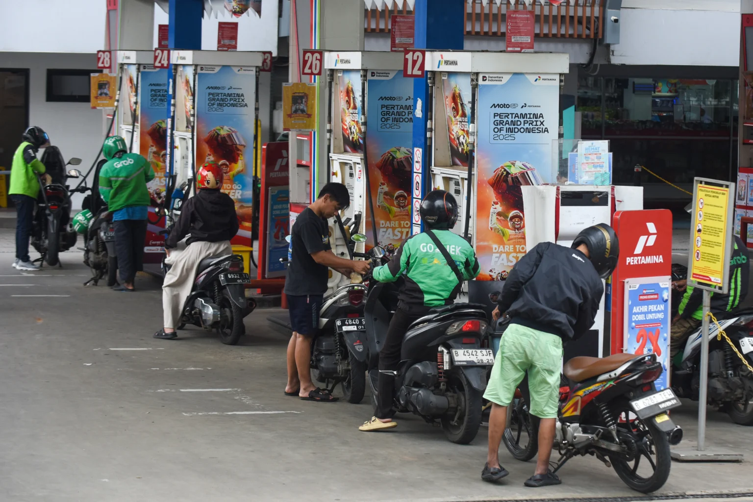 Pengendara motor antre mengisi BBM di salah satu SPBU kawasan Kuningan, Jakarta