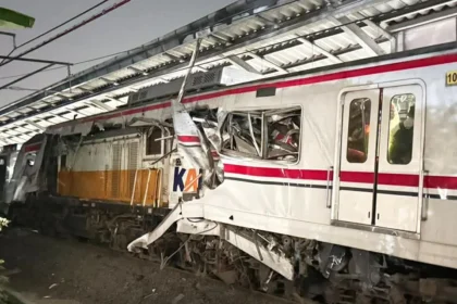 KA Argo Bromo Tabrak KRL Commuter Line di Stasiun Bekasi Timur. (Sumber: Istimewa)