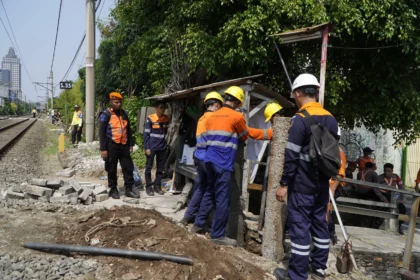 Menutup Pelintasan Sebidang