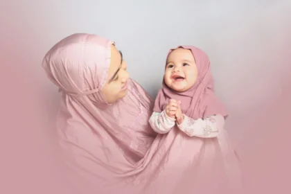 Ilustrasi seorang ibu bersama bayi perempuan. doc: Ivan Andriavani