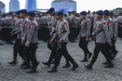 Personel Polri bersiap mengikuti apel kesiapan pasukan pengamanan peringatan Hari Buruh di kawasan Monas, Jakarta, Kamis (30/4/2026). Polda Metro Jaya bersama Kodam Jaya dan Pemprov DKI Jakarta menyiapkan 24.980 personel untuk pengamanan aksi Hari Buruh di Jakarta yang berpusat di kawasan Monas dan depan Gedung DPR/MPR