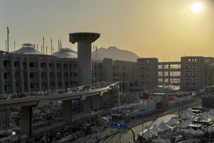Ribuan jamaah haji dari berbagai negara menuju jamarat untuk melempar jumrah di Mina, Makkah, Arab Saudi