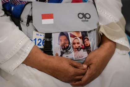 Calon haji kelompok terbang lima embarkasi Jakarta Pondok Gede memegang tasnya saat menunggu layanan Fast Track Haji Makkah Route di Terminal 2F Bandara Soekarno-Hatta, Tangerang, Banten