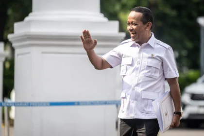 Menteri ESDM Bahlil Lahadalia berjalan masuk Istana Merdeka di Kompleks Istana Kepresidenan, Jakarta, Kamis (16/4/2026). Menteri ESDM melaporkan hasil pertemuan dengan utusan khusus Presiden Rusia Vladimir Putin dan Menteri ESDM Rusia kepada Presiden Prabowo Subianto, antara lain mengenai Indonesia akan mendapat pasokan minyak mentah Rusia serta kerja sama pembangunan infrastruktur strategis untuk meningkatkan cadangan dan ketahanan energi nasional.