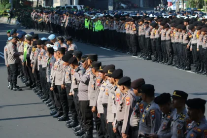 Sejumlah petugas gabungan mengikuti apel pasukan pengamanan Hari Buruh di Jalan Pahlawan, Surabaya, Jawa Timur, Jumat (1/5/2026). Polrestabes Surabaya mengerahkan 3.670 petugas gabungan dari unsur Polri, TNI, dan jajaran pemerintah setempat guna mengamankan jalannya peringatan Hari Buruh 2026.