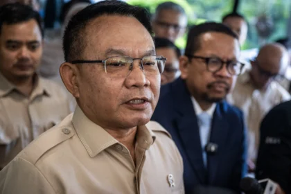 Pejabat baru Kepala Kantor Staf Kepresidenan (KSP) Jenderal TNI (Purn) Dudung Abdurachman (kiri) bersama pejabat lama Kepala KSP periode 2025-2026 Muhammad Qodari (kanan) menjawab pertanyaan wartawan usai serah terima jabatan dan pisah sambut di Gedung Bina Graha, Kompleks Istana Kepresidenan, Jakarta