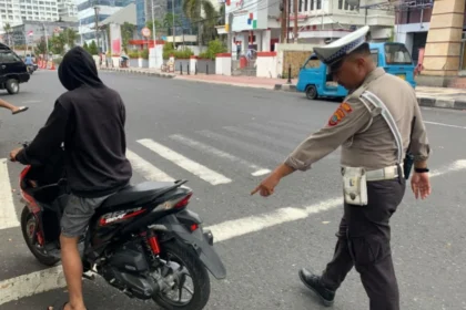Petugas lalu lintas saat menegur pengendara motor.