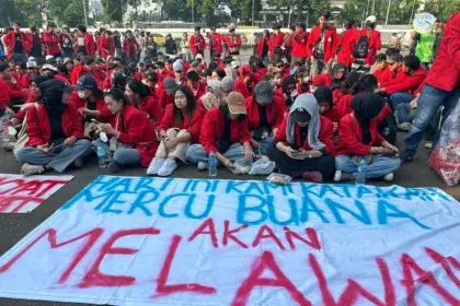 Massa aksi dari Universitas Mercu Buana berdemonstrasi di depan kantor DPR, 19 Juni 2026.