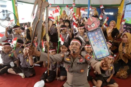 Anggota polisi memainkan wayang edukasi pada program Polisi Sahabat Anak di TK Kemala Bhayangkari 42, Kota Kediri, Jawa Timur.