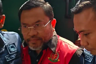 Penampilan eks Kepala BGN Sony Sonjaya jelang pemeriksaan kasus korupsi MBG di Gedung Bundar Kejaksaan Agung, 18 Juni 2026.