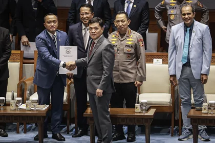 Menteri Sekretaris Negara Prasetyo Hadi (kiri) menerima laporan hasil pembahasan dari Ketua Komisi III DPR Habiburokhman (tengah) disaksikan Menteri Hukum Supratman Andi Agtas (kedua kiri), Kapolri Jenderal Pol Listyo Sigit Prabowo (kedua kanan), dan Wakil Menteri Hukum Edward Omar Sharif Hiariej (kanan) pada Rapat Paripurna Ke-21 DPR RI Masa Persidangan V Tahun Sidang 2025-2026 di Kompleks Parlemen, Senayan, Jakarta, Selasa (9/6/2026).