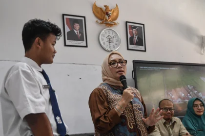 Menteri Pemberdayaan Perempuan dan Perlindungan Anak (PPPA) Arifah Choiri Fauzi (kedua kiri) berdialog dengan siswa saat meninjau Sekolah Rakyat Terintegrasi 41 di Kota Tasikmalaya, Jawa Barat