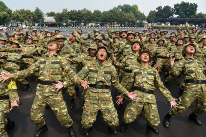 Sejumlah peserta program Sarjana Penggerak Pembangunan Indonesia (SPPI) meneriakkan yel-yel saat mengikuti Pelatihan Dasar Kemiliteran (Latsarmil) calon manajer Koperasi Desa Merah Putih (KDMP) di Brigif 1 Marinir Cilandak, Jakarta, Kamis (25/6/2026).
