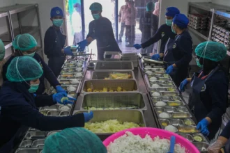Sejumlah relawan Satuan Pelayanan Pemenuhan Gizi (SPPG) Polri Polresta Kendari menyiapkan menu Makan Bergizi Gratis (MBG) saat peninjauan operasional oleh gubernur Sultra di SPPG Polri Polresta Kendari, Kota Kendari, Sulawesi Tenggara, Selasa (26/5/2026).