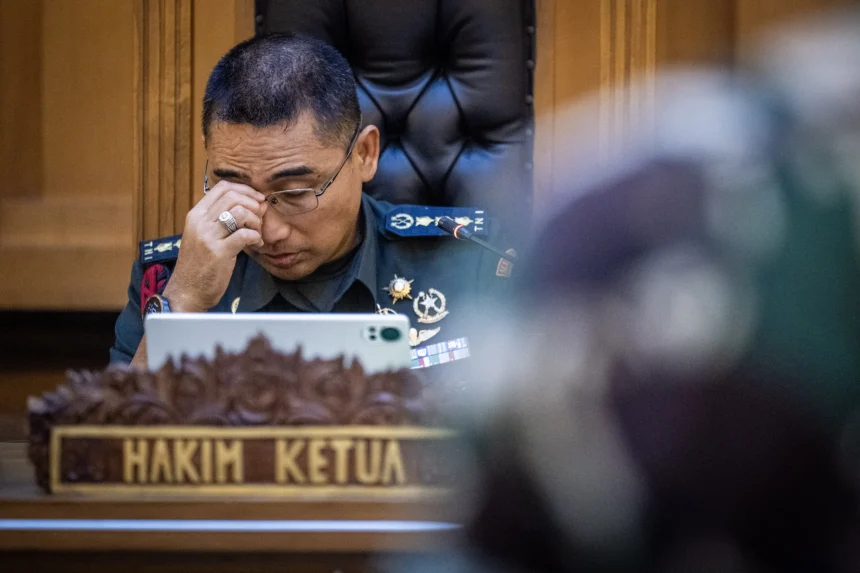 Hakim Ketua Kolonel Chk Fredy Ferdian Isnartanto memimpin sidang pembacaan putusan di Pengadilan Militer II-08, Jakarta, Rabu (10/6/2026). Majelis hakim memvonis keempat terdakwa tersebut yakni Serda Edi Sudarko selama tiga tahun dan enam bulan penjara, Lettu Budhi Hariyanto Widhi Cahyono dua tahun dan enam bulan penjara, Kapten Nandala Dwi Prasetya dua tahun penjara, dan Lettu Sami Lakka selama satu tahun dan enam bulan penjara serta pidana tambahan berupa pemecatan dari dinas militer khusus kepada Serda Edi dan Lettu Budhi.