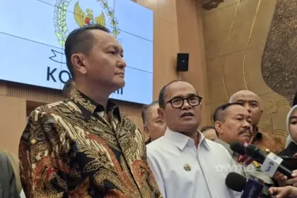 Kepala BPH Migas Wahyudi Anas (Kemeja Putih) di DPR RI. (Sumber: Owrite/Rika Pangesti)