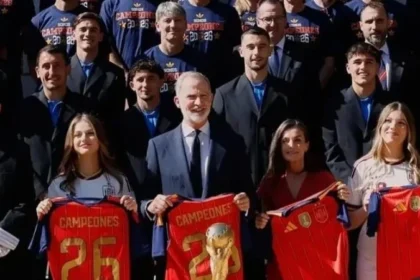 Raja Felipe VI dan Pemain Timnas Spanyol.