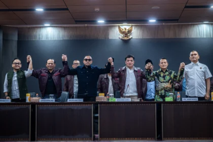 Plt Jaksa Agung Muda Tindak Pidana Khusus (Jampidsus) Rudi Margono (kedua kanan) bersama Ketua Komisi III DPR Habiburokhman (ketiga kanan) Wakil Ketua Komisi III Moh Rano Alfath (kiri), Ahmad Sahroni (ketiga kiri), Kapolda Metro Jaya Komjen Pol Asep Edi Suheri (kedua kiri) dan Kepala Korps Pemberantasan Tindak Pidana Korupsi (Kakortas Tipidkor) Polri Irjen Pol Totok Suharyanto (kanan) berjabat tangan usai konferensi pers di Kejaksaan Agung, Jakarta, Sabtu (11/7/2026).