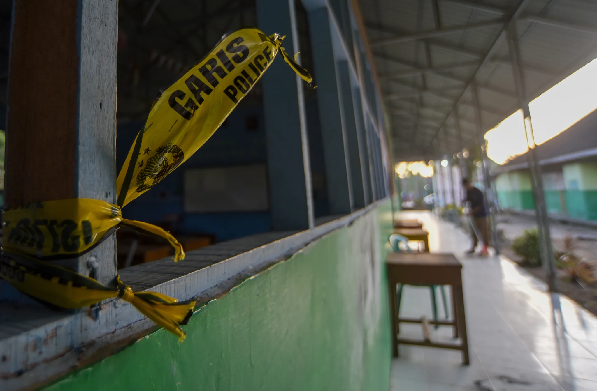 Pekerja kebersihan menyapu lantai sekolah pascaledakan bom rakitan di Madrasah Aliyah Negeri (MAN) 3 Padang, Sumatera Barat, Selasa (14/7/2026).