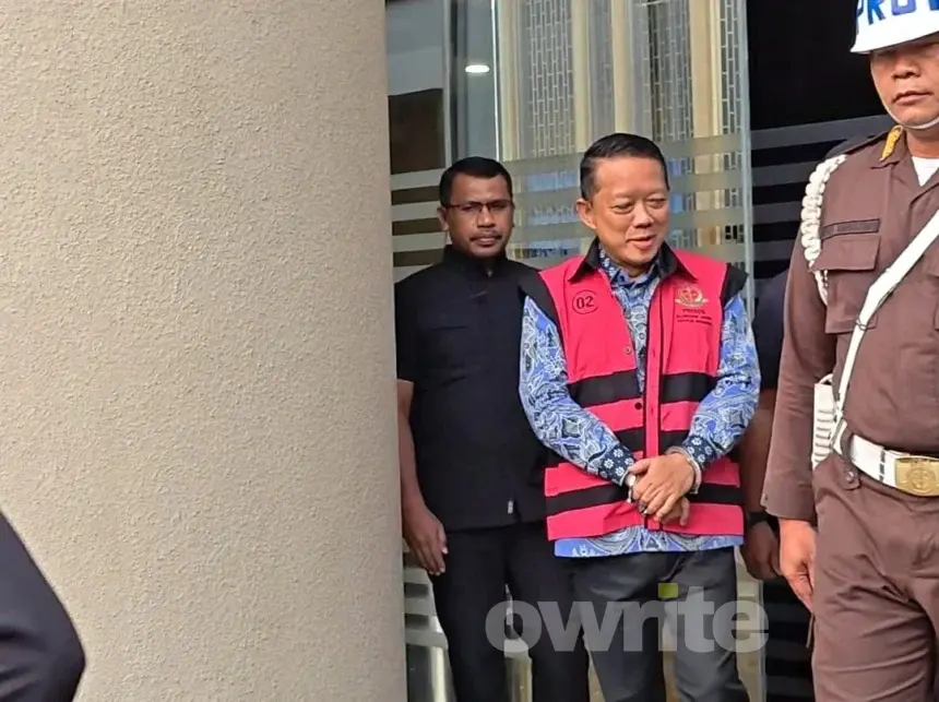 Eks Jampidsus Kejagung Febrie Adriansyah usai pemeriksaan sebagai tersangka kasus dugaan korupsi PT Asabri dan PT Asuransi Jiwasraya, 8 September 2026.